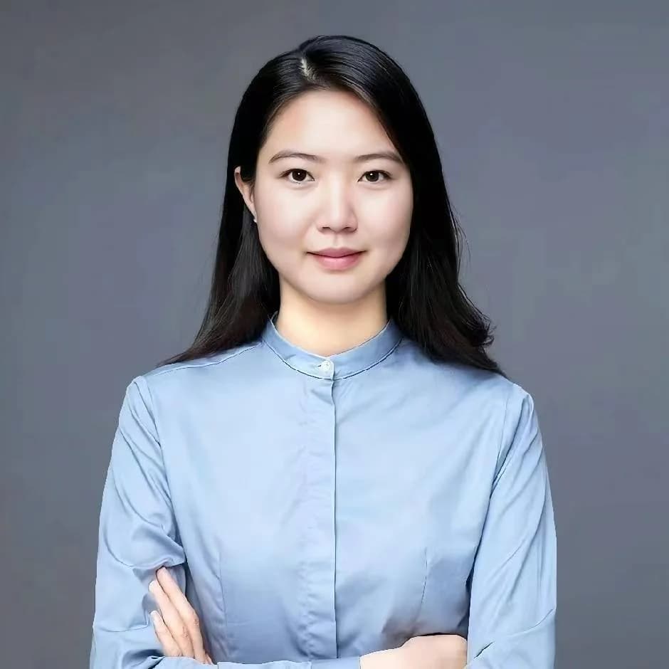 Ella, Business Manager