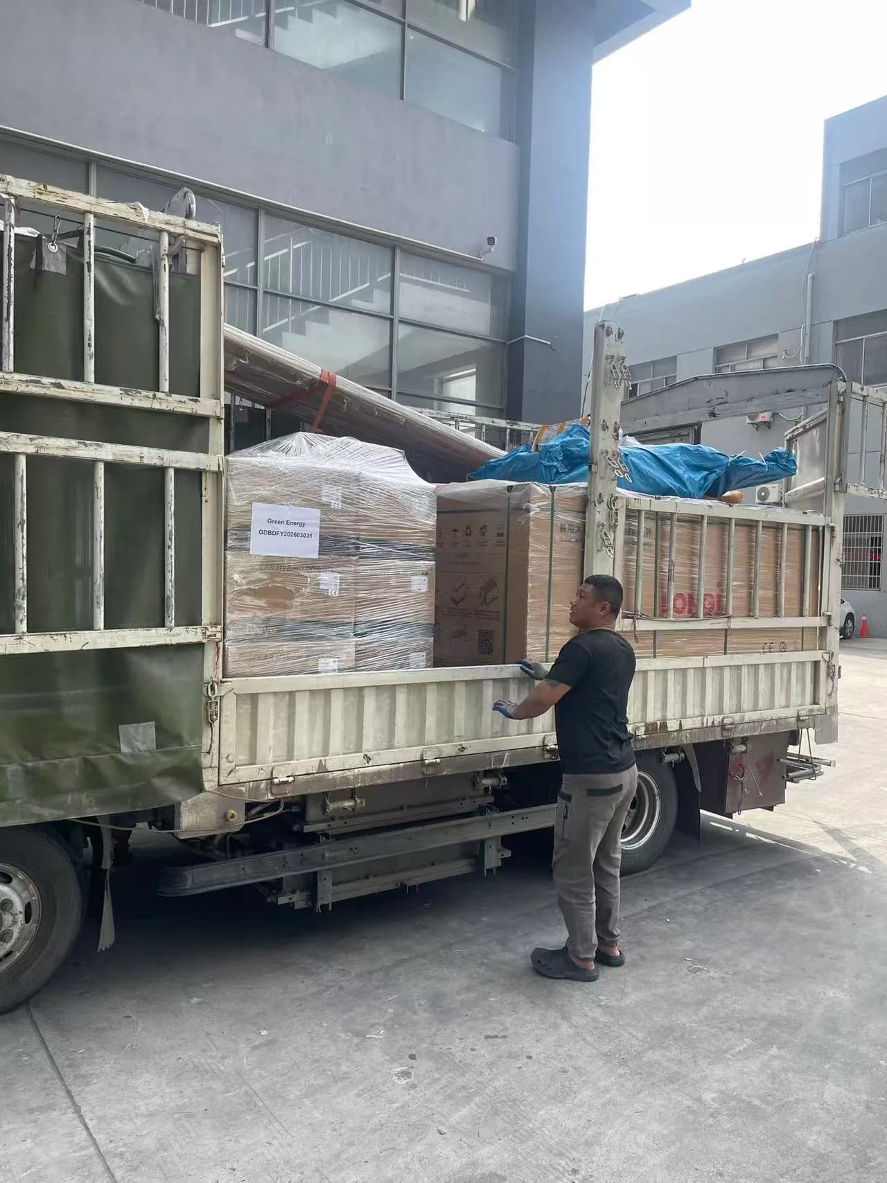 Rongkai Solar: Solar equipment inspection and packing before dispatch.