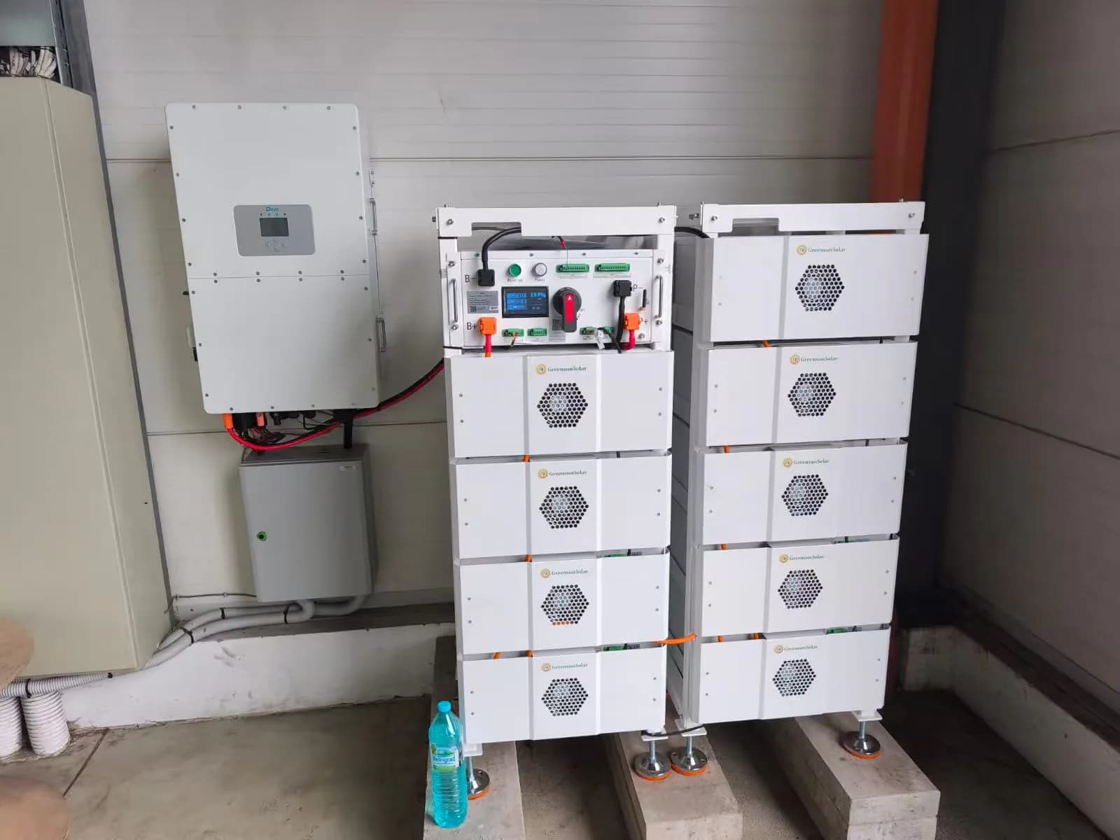 Rongkai Solar: Solar products arranged for final shipment checks.