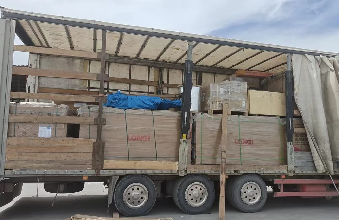 Rongkai Solar: Goods loaded onto an overseas delivery vehicle.