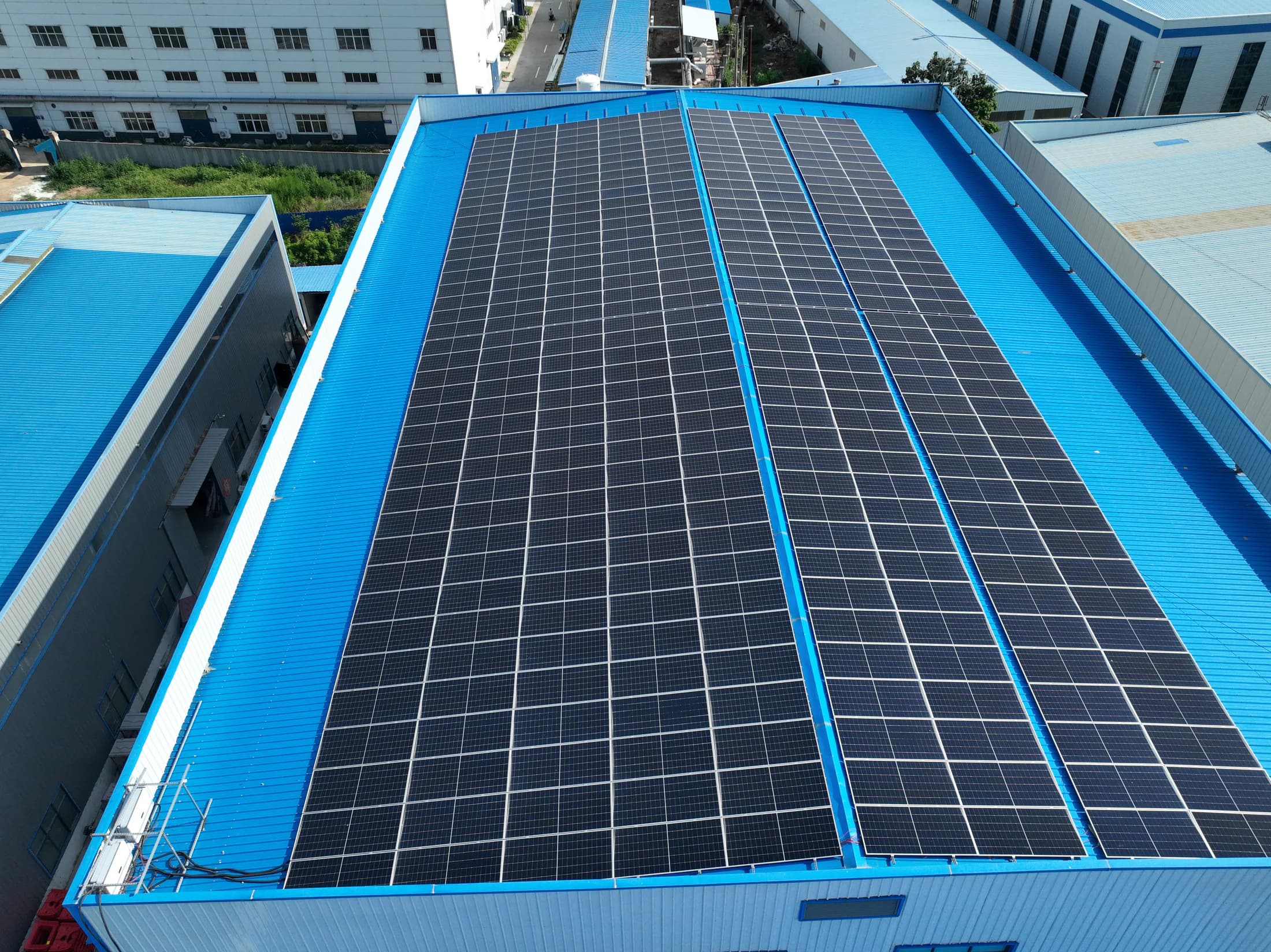Rongkai Solar production process with technicians and solar components visible.